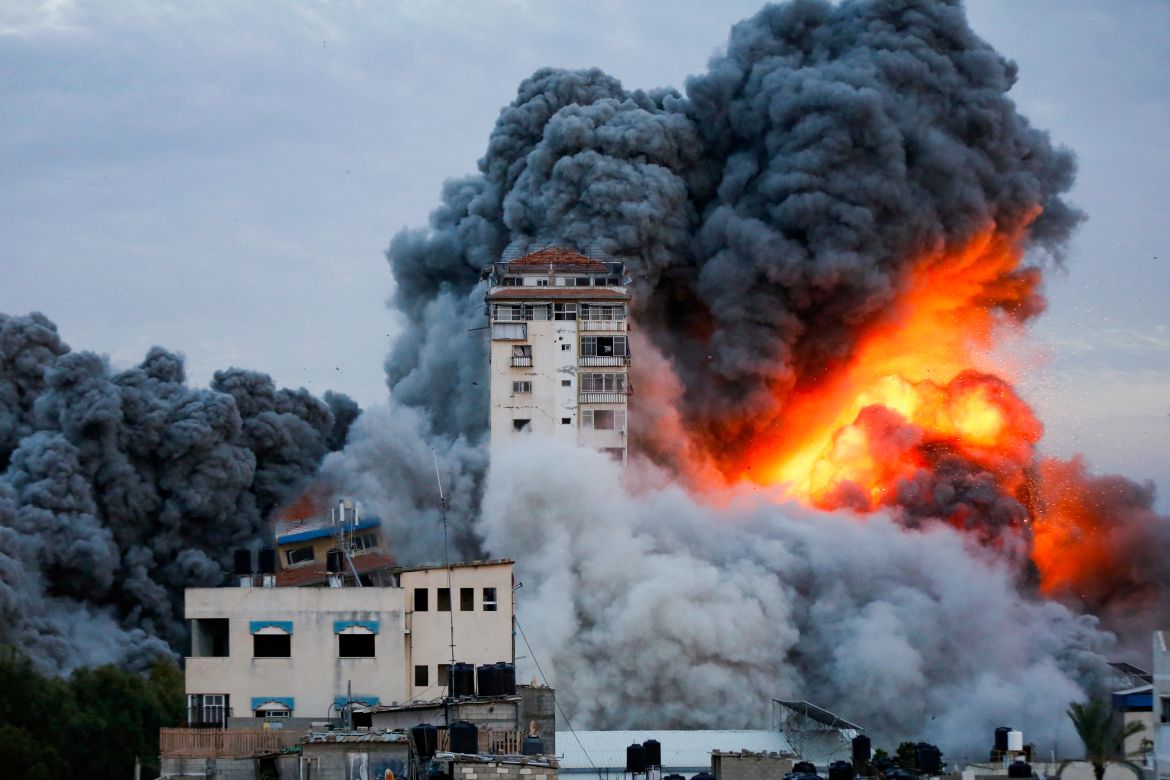 Một tòa nhà cao tầng ở thành phố Gaza trúng không kích của Israel hôm 7/10. Ảnh: Reuters.