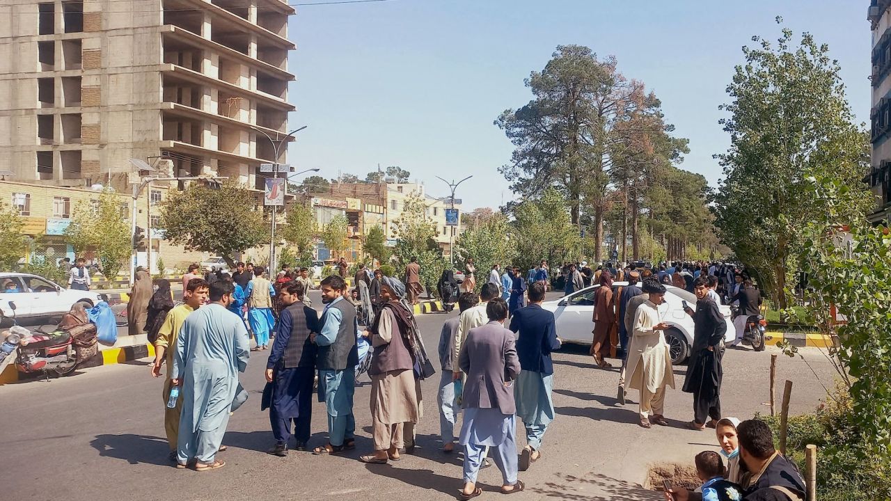 Người dân thành phố Herat đổ ra đường khi bắt đầu thấy rung lắc hôm 7/10. Ảnh: AFP.