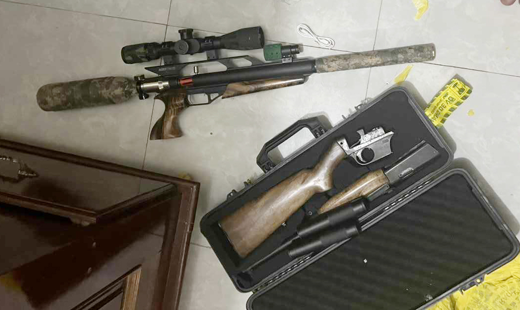 Hai khẩu súng được thu giữ tại nhà các đối tượng. Ảnh: Quang Yên.