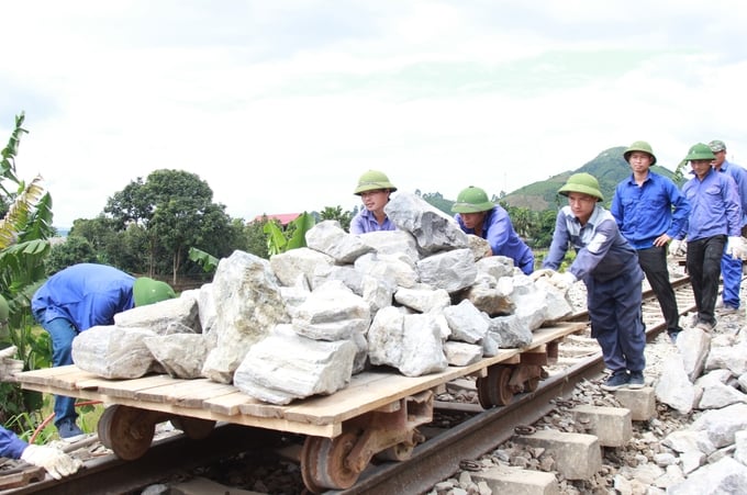 Công ty Cổ phần Đường sắt Yên Lào huy động lực lượng khắc phục hậu quả thiên tai. Ảnh: Thanh Tiến.