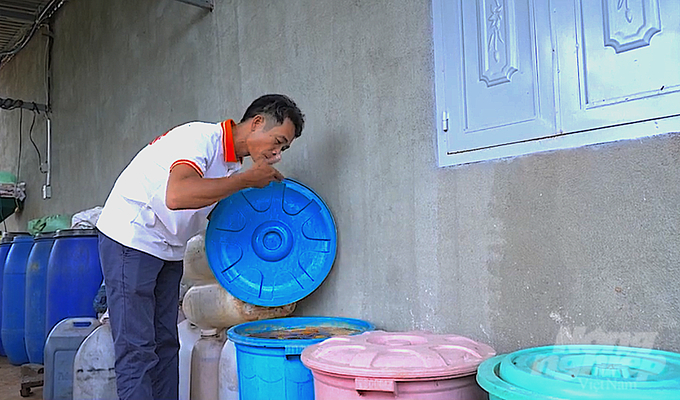 Ông Lê Đình Hùng, Giám đốc HTX Nông sản hữu cơ Bechamp đang 'nếm' thử chế phẩm trừ sâu sinh học của Bechamp. Ành: Hồng Thủy.