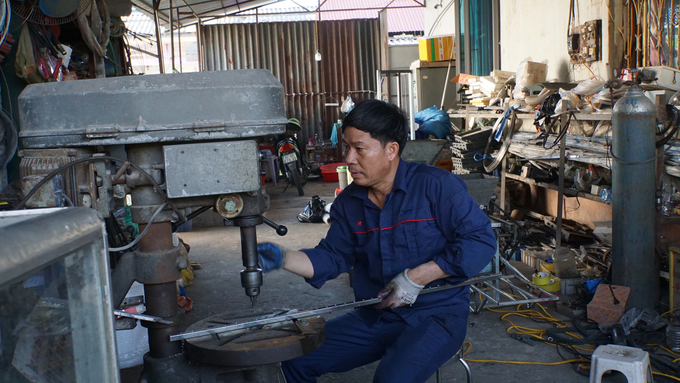 Ông Phạm Văn Hát quyết tâm về quê hương mở xưởng cơ khí chế tạo máy nông nghiệp. Ảnh: Thảo Phương.