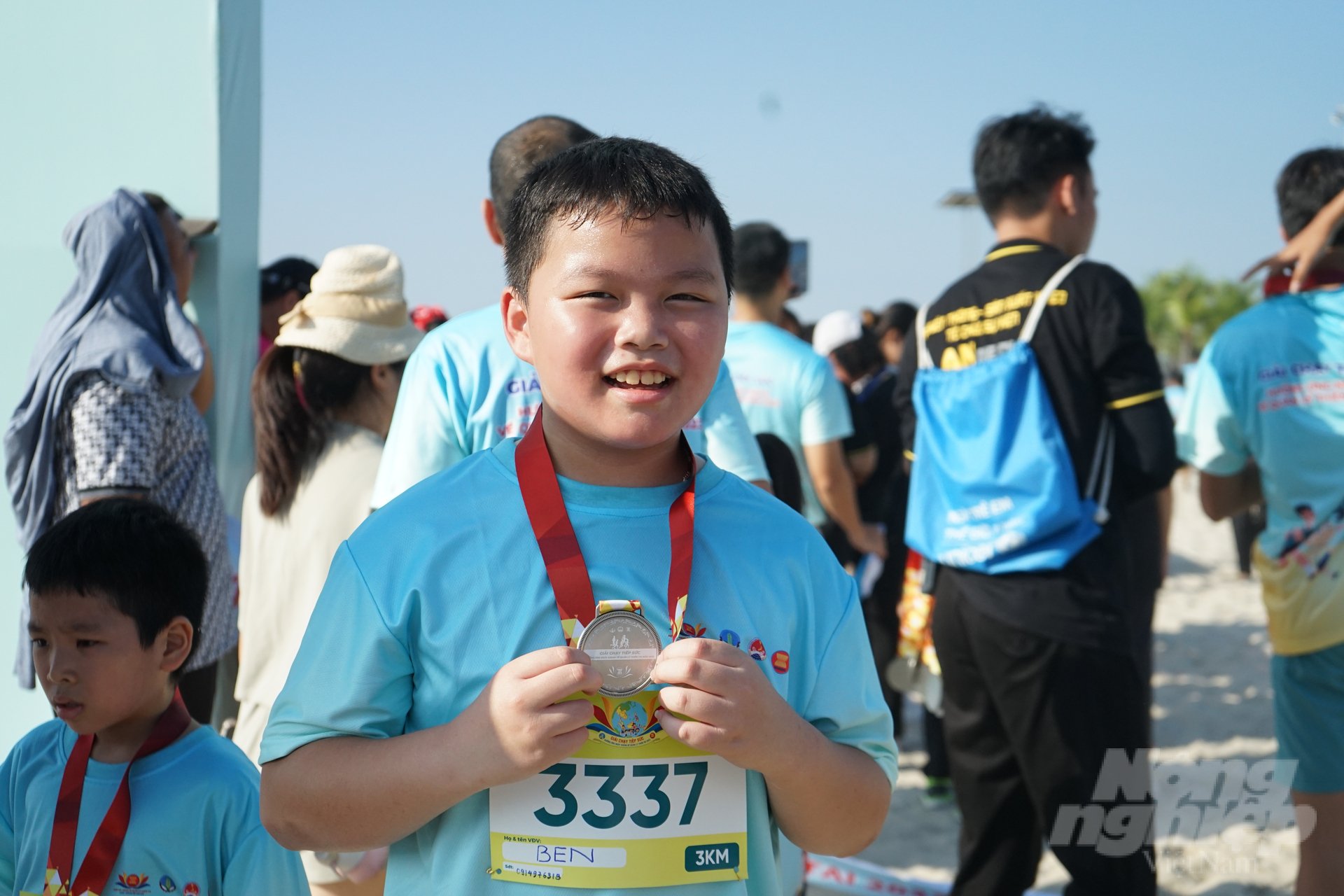 Vận động viên nhí hân hoan khi giành huy chương. Ảnh: Nguyễn Thành.