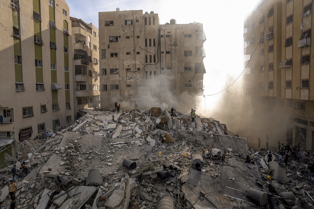 Tòa nhà đổ sập hoàn toàn sau đòn không kích của Israel. Ảnh: AP.