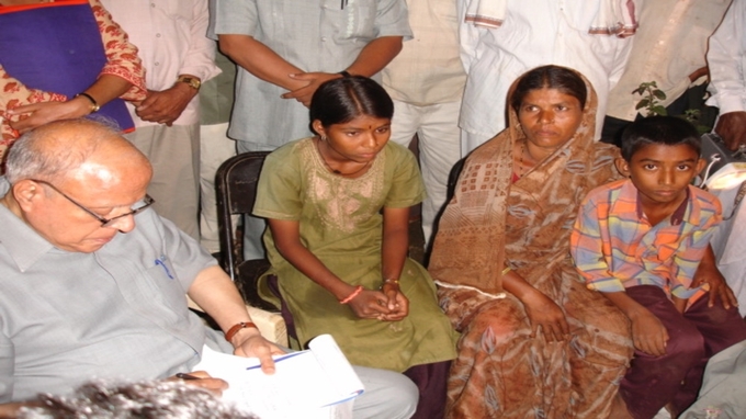 Swaminathan (trái) đến tìm hiểu cuộc sống hộ nông dân.