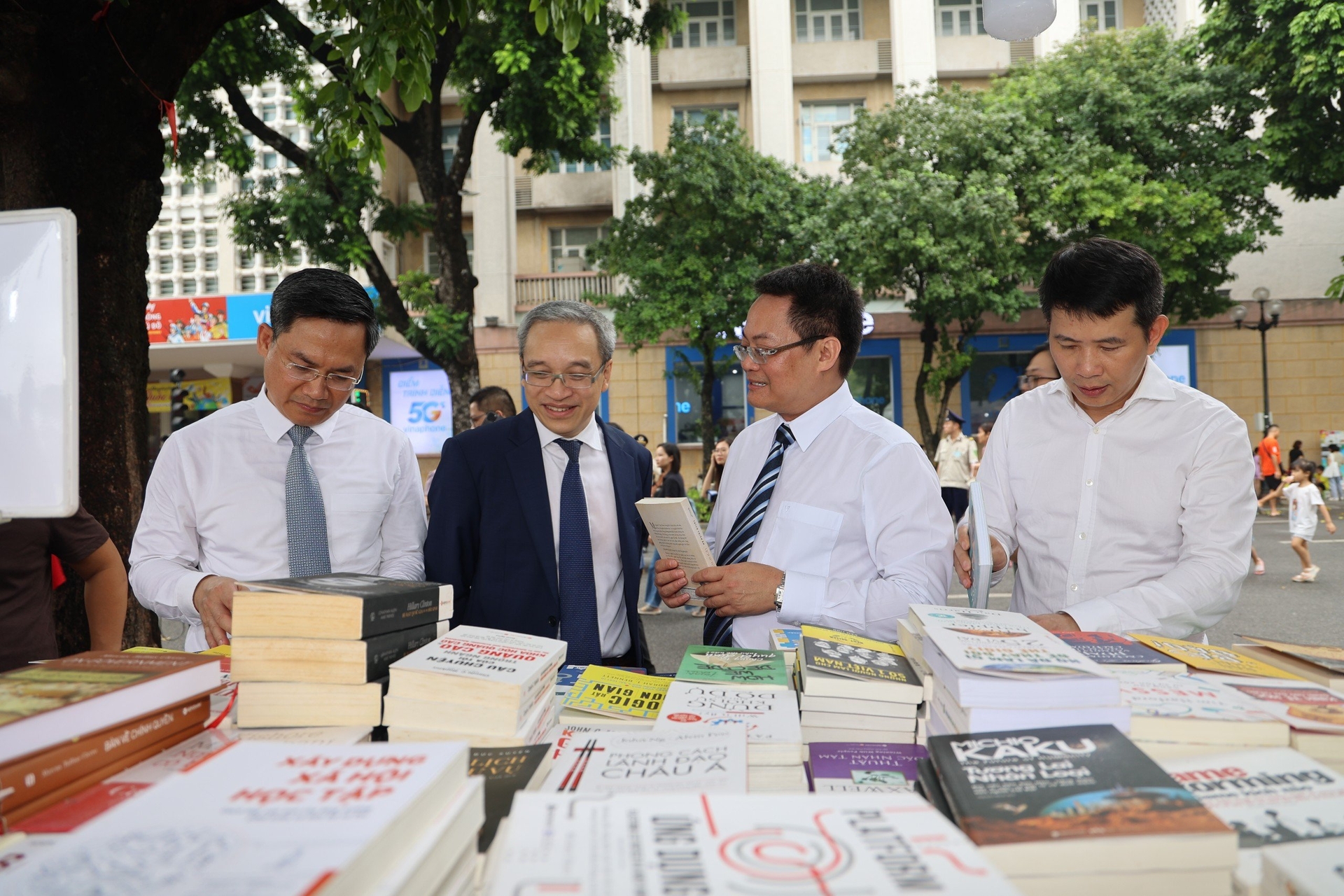 Các đại biểu tham quan trải nghiệm dịch vụ thanh toán không dùng tiền mặt trong khuôn khổ sự kiện. 