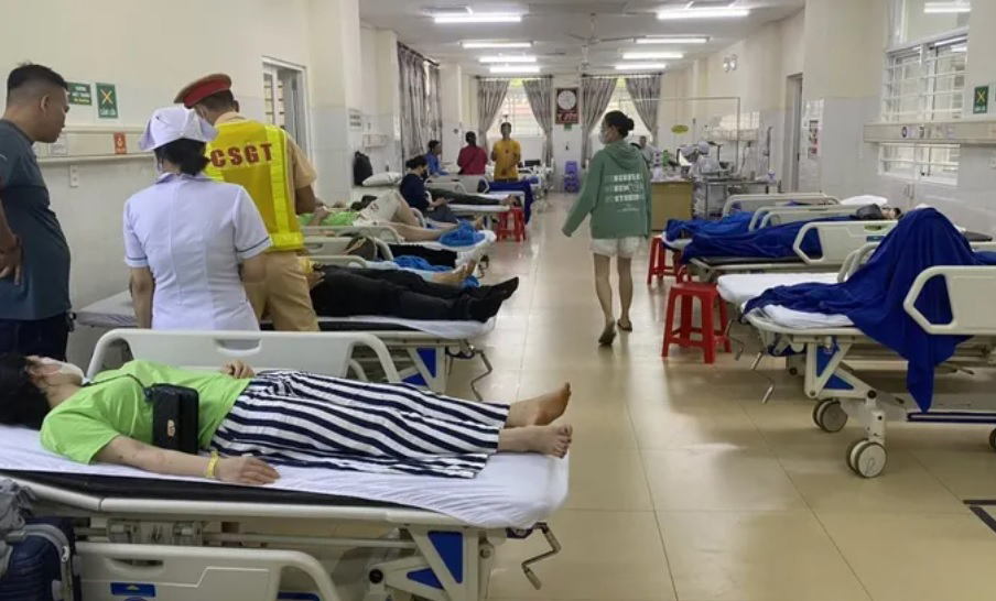 Các nạn nhân được cấp cứu tại bệnh viện. Ảnh: Quang Yên.