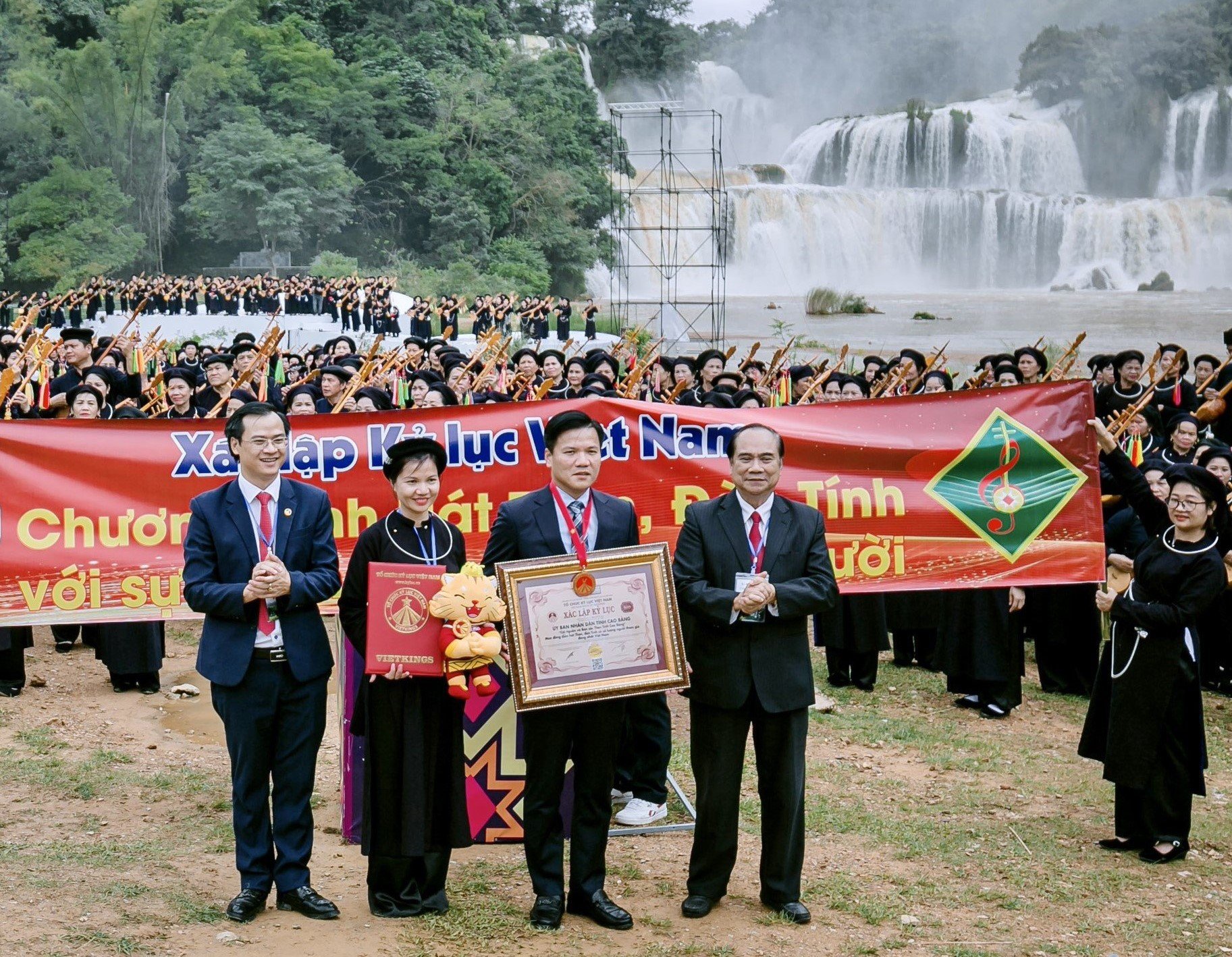 Tổ chức Kỷ lục Việt Nam trao Bằng chứng nhận và Kỷ niệm chương Xác lập kỷ lục màn đồng diễn hát Then, đàn Tính có số lượng người tham gia đông nhất Việt Nam cho UBND tỉnh Cao Bằng.