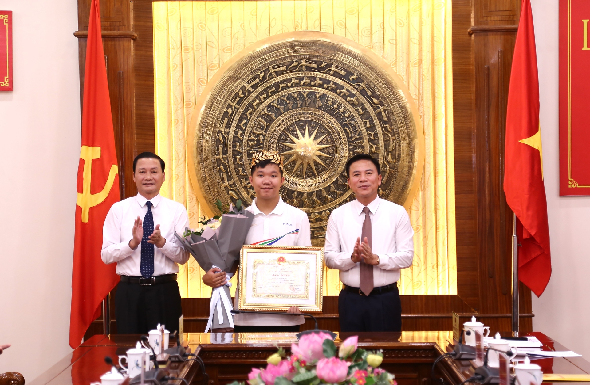Các đồng chí Bí thư Tỉnh ủy và Chủ tịch UBND tỉnh Thanh Hóa tặng bằng khen cho em Lê Xuân Mạnh.