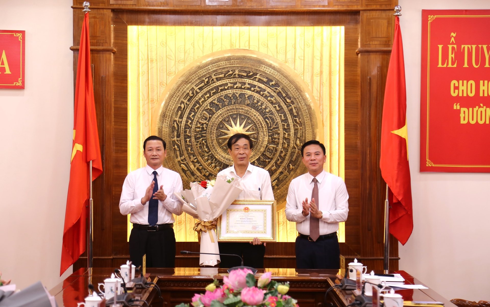 Bí thư Tỉnh ủy Đỗ Trọng Hưng và Chủ tịch UBND tỉnh Đỗ Minh Tuấn trao Bằng khen của Chủ tịch UBND tỉnh cho Trường THPT Hàm Rồng.
