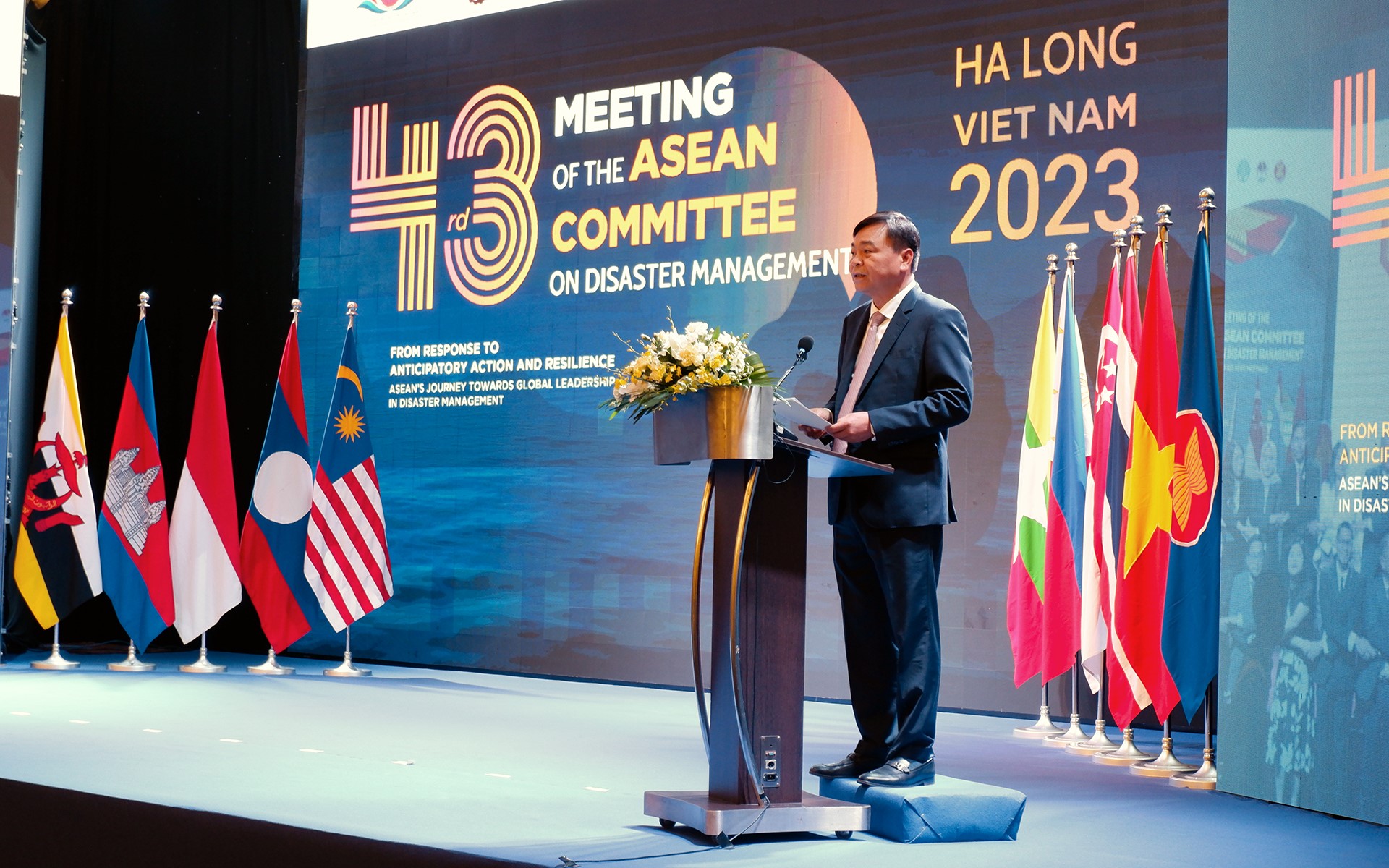 Deputy Minister Nguyen Hoang Hiep gave the opening speech of the meeting on natural disaster management and prevention methods. Photo: Bao Thang.