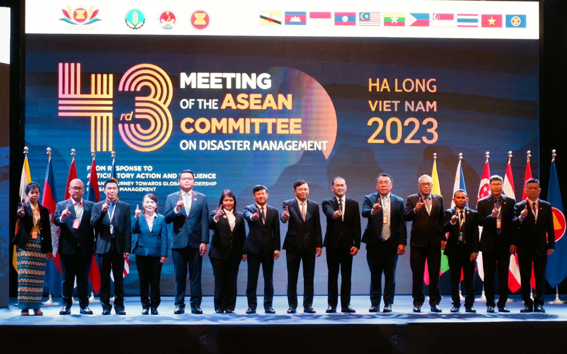 ASEAN delegates took souvenir photos before entering the discussion session. Photo: Bao Thang.