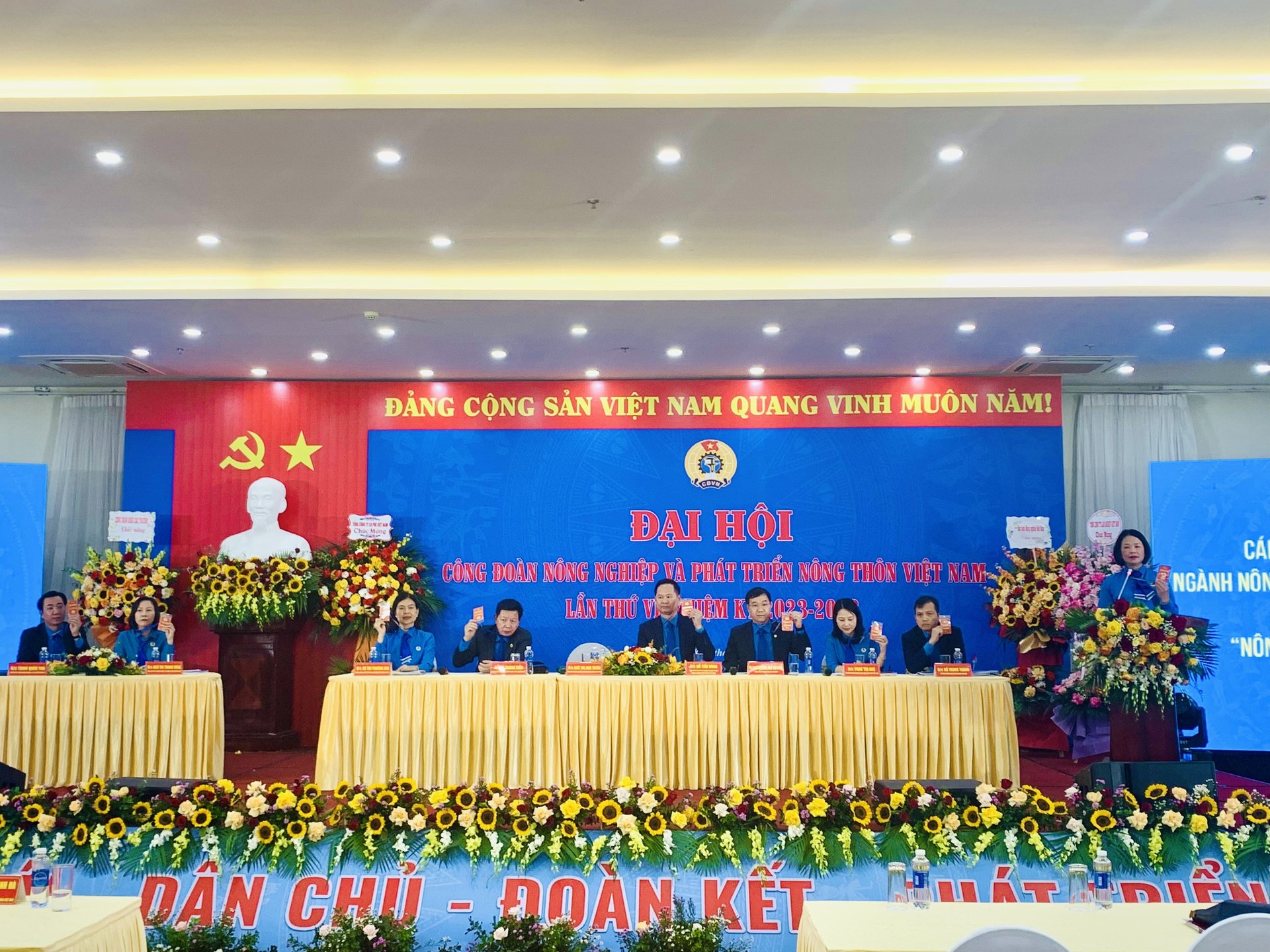 Đại hội Công đoàn NN-PTNT Việt Nam lần thứ VI diễn ra 2 ngày, từ 8-9/10 tại Hà Nội với phương châm 'Đổi mới - Dân chủ - Đoàn kết - Phát triển'. 