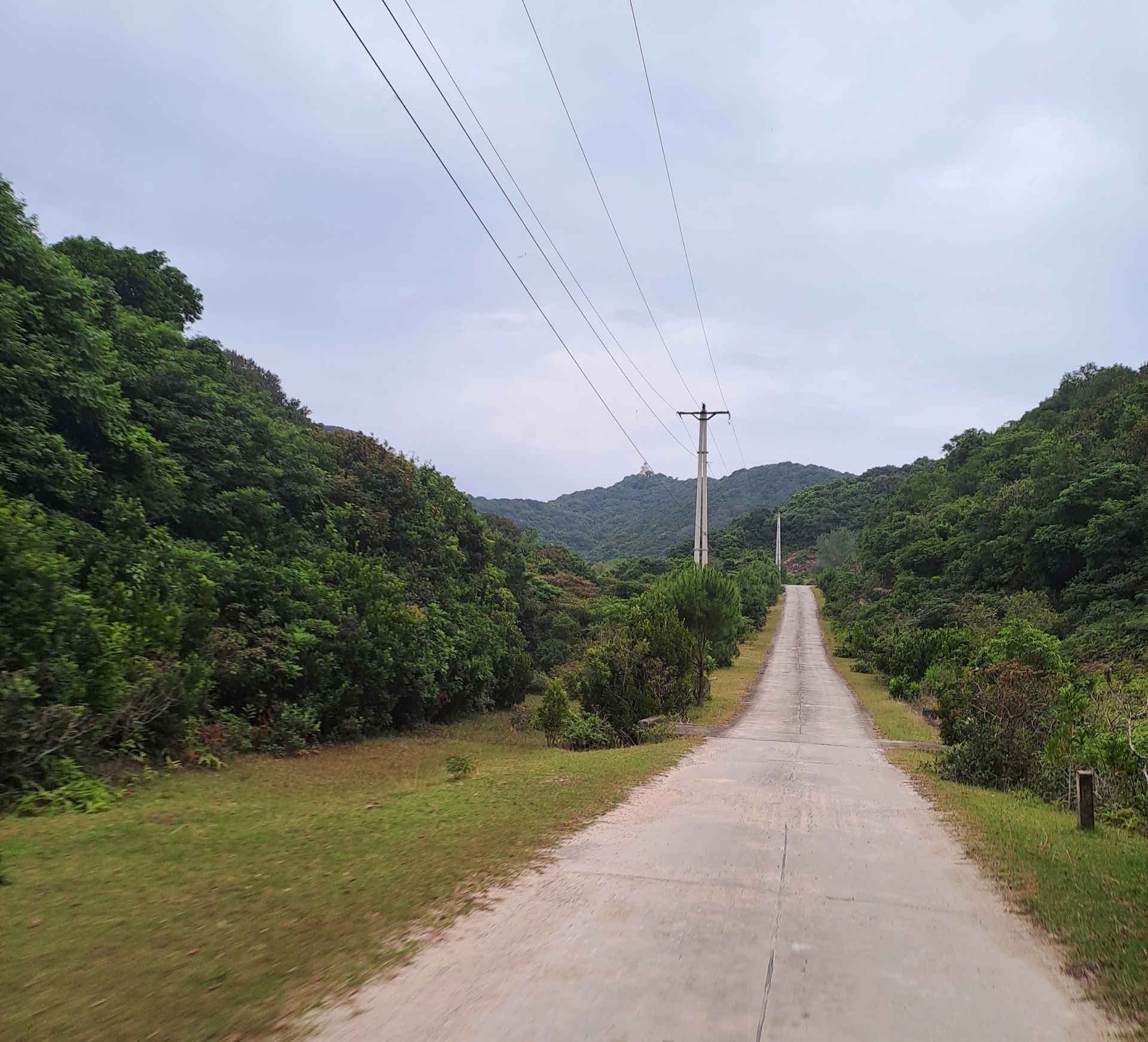 Năm 2020, điện lưới được kéo ra tận đảo Trần Cô Tô - đảo tiền tiêu xa nhất Quảng Ninh. Ảnh: Cường Vũ.