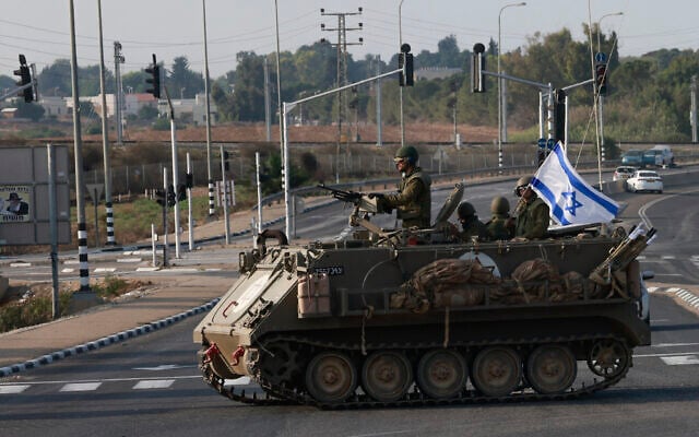Xe thiết giáp của Lực lượng Phòng vệ Israel (IDF) tại Sderot, thành phố của Israel giáp biên giới Gaza, ngày 9/10. Ảnh: AFP.