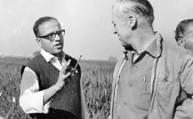 Dr. Swaminathan (left) and Dr. Norman Borlaug in India, 1963.