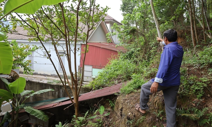 Ngôi nhà anh Đinh Thanh Sơn sát với vùng sạt lở ở chân núi nên không an toàn vào mùa mưa bão. Ảnh: T.P.