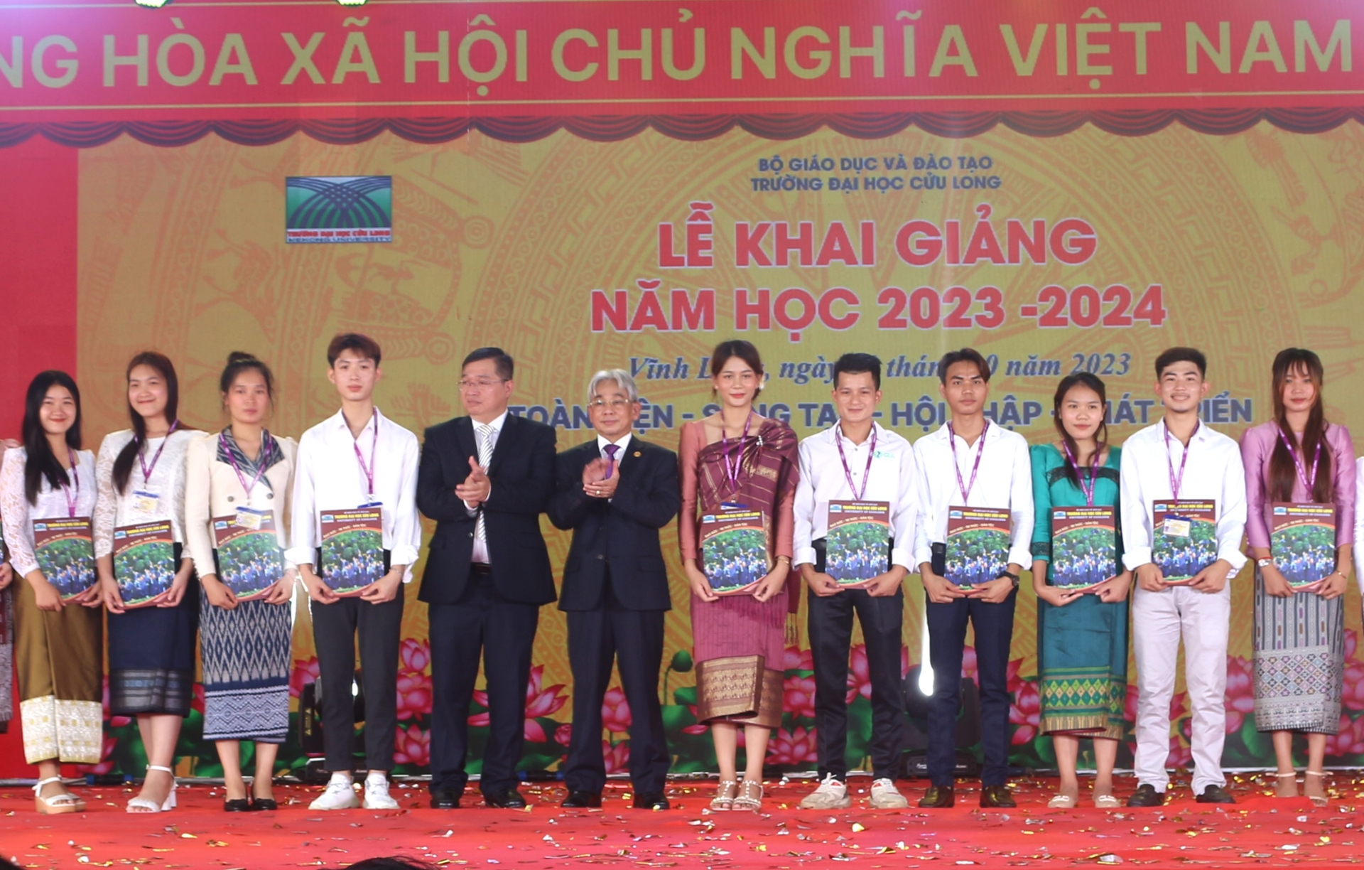 Trao học bổng cho tân sinh viên Lào và Campuchia.