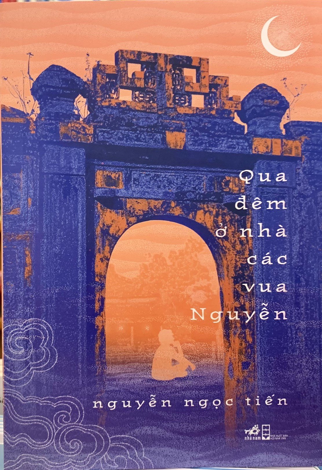 Cuốn sách 'Qua đêm ở nhà các vua Nguyễn'.