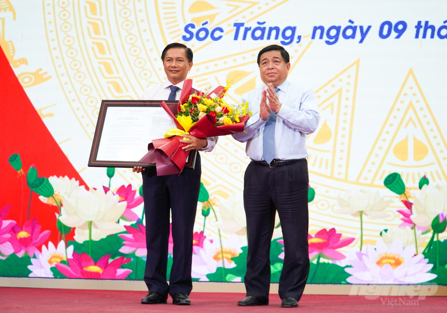 Minister of Planning and Investment Nguyen Chi Dung awarded the Decision approving Soc Trang Provincial Planning for the period 2021–2030, with a vision to 2050. Photo: Kim Anh.