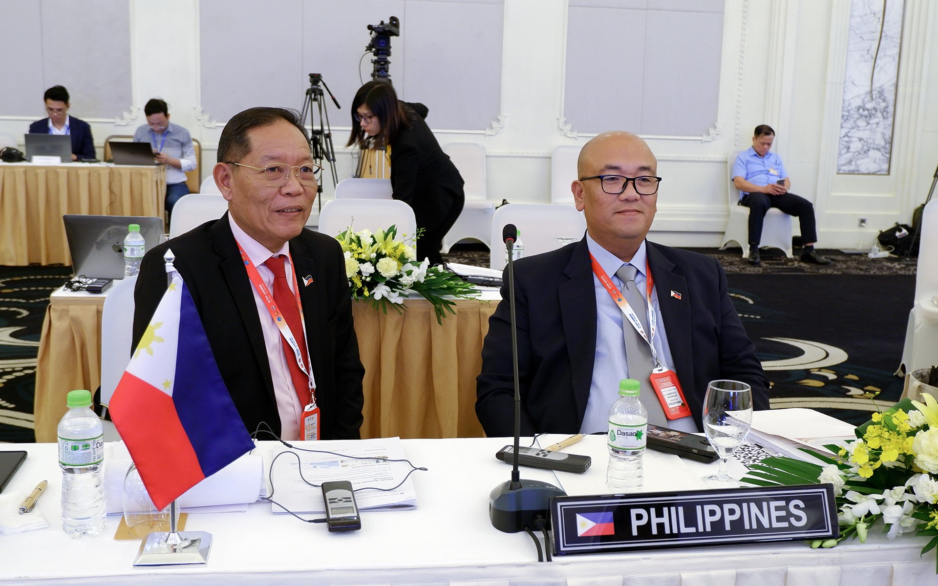 The Philippine delegates attended the meeting on natural disaster management. Photo: Bao Thang.