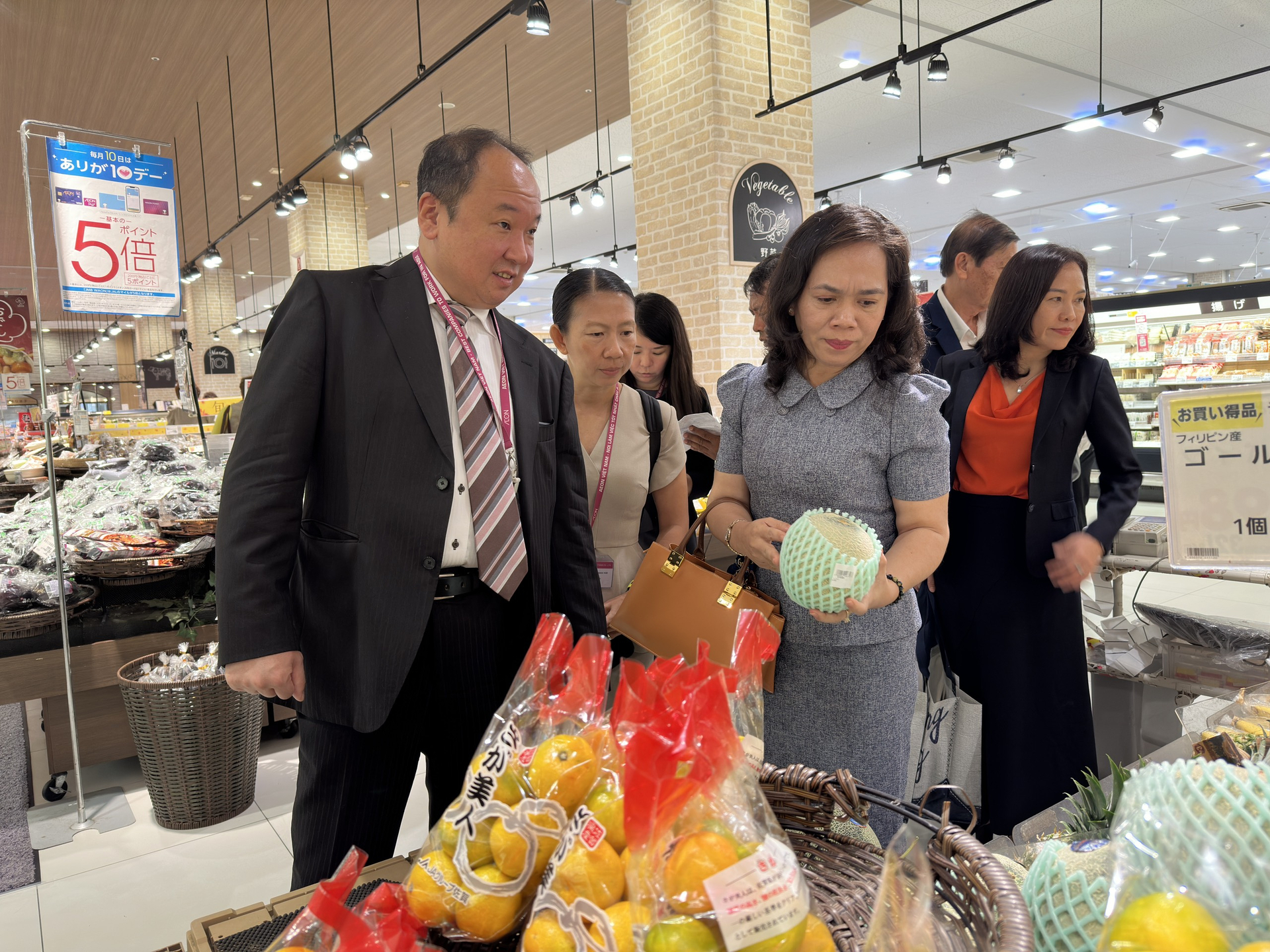 Đoàn công tác tìm hiểu về các sản phẩm hữu cơ được bán tại Trung tâm thương mại AEON Makuhari Shintoshin.