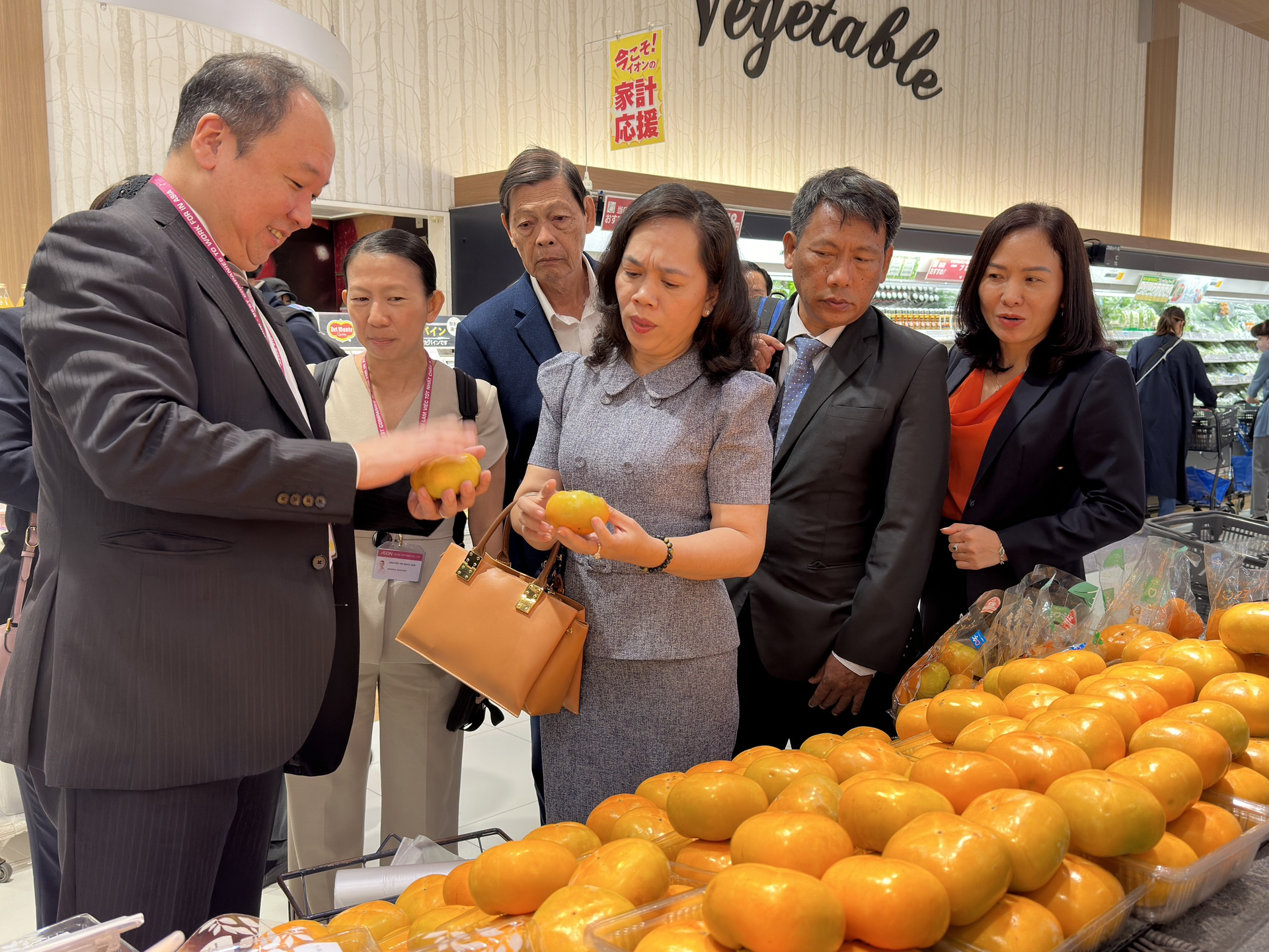Bà Nguyễn Thanh Xuân (giữa) cùng lãnh đạo AEON khảo sát tại Trung tâm thương mại AEON Makuhari Shintoshin tại Nhật Bản.