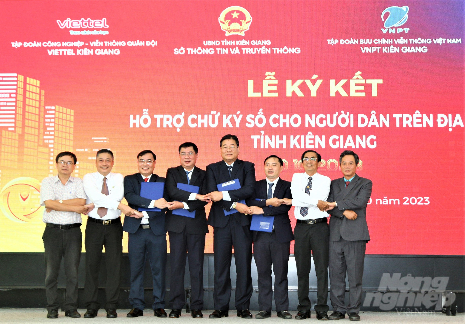 Các đơn vị tham gia Hội nghị Ngày Chuyển đổi số tỉnh Kiên Giang năm 2023 đã ký kết chương trình hợp tác và cùng bắt tay nhau quyết tâm thực hiện thành công chuyển đổi số. Ảnh: Trung Chánh.