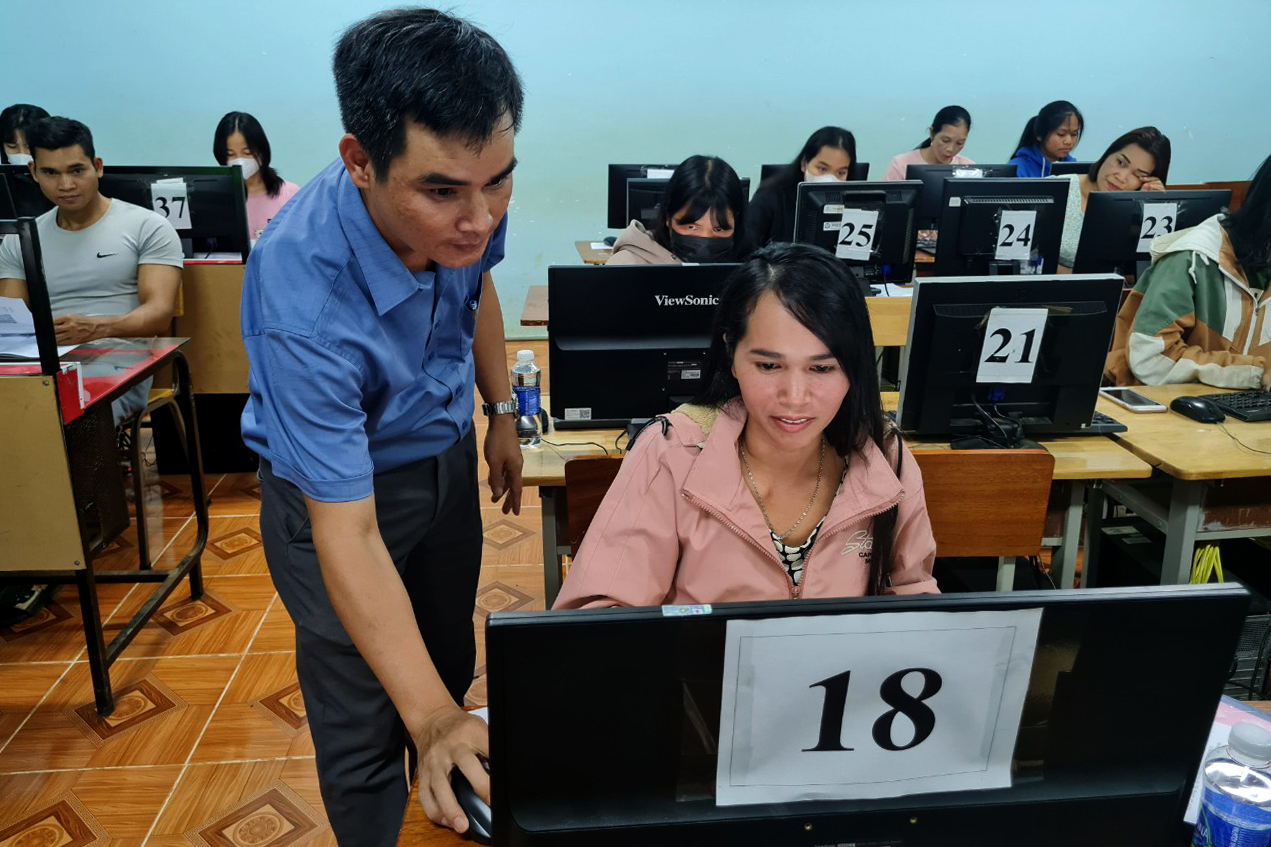 Lớp sơ cấp Tin học văn phòng tại huyện Đắk G'long chủ yếu là người đồng bào dân tộc thiểu số theo học. Ảnh: Quang Yên.