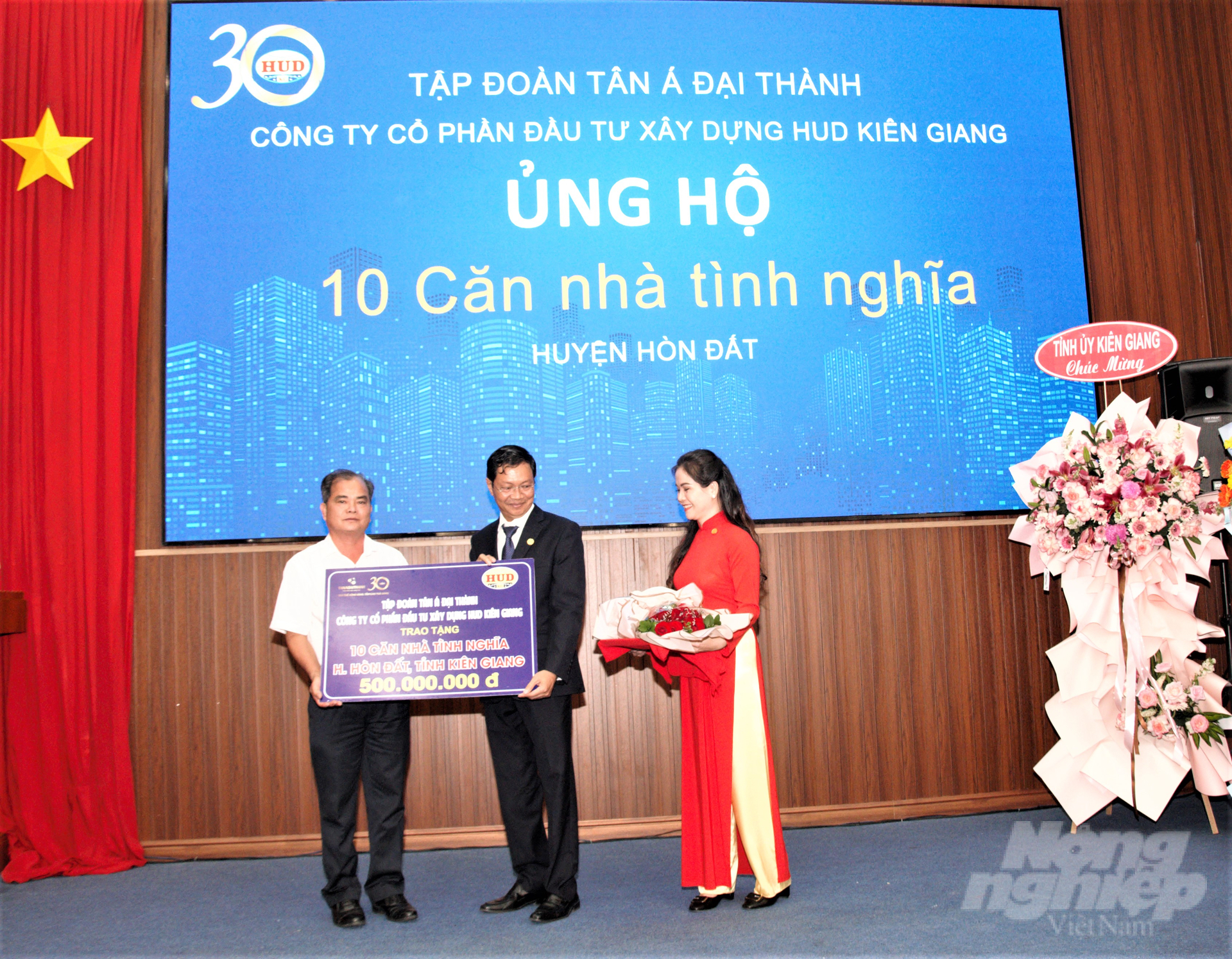 Công ty CP Đầu tư Xây dựng HUD Kiên Giang trao tặng cho đại diện lãnh đạo huyện Hòn Đất 500 triệu đồng để xây dựng 10 căn nhà tình nghĩa cho các hộ gia đình chính sách, hộ nghèo trên địa bàn. Ảnh: Trung Chánh.