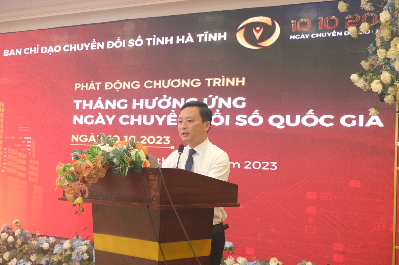 Ông Đậu Tùng Lâm, Giám đốc Sở TT&TT Hà Tĩnh cho biết, Chương trình chuyển đổi số quốc gia và Chương trình chuyển đổi số của tỉnh cùng hướng tới mục tiêu 'lấy người dân, doanh nghiệp làm trung tâm của tiến trình chuyển đổi số'. Ảnh: Văn Thìn.