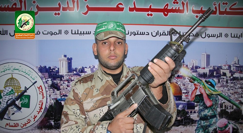 Một tay súng Hamas được trang bị súng trường M16 carbine do Mỹ sản xuất. Ảnh: calibreobscura.