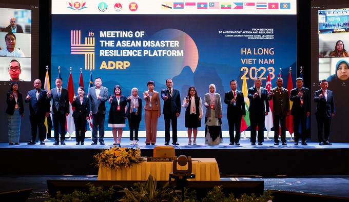 Delegates attending the 4th ASEAN Disaster Resilience Platform (ADRP) took souvenir photos. Photo: Bao Thang.