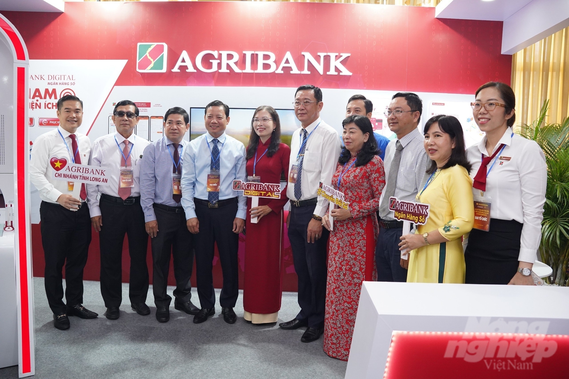 Lãnh đạo UBND tỉnh Long An cùng các sở, ban ngành tham gia trải nghiệm các tiện ích ngân hàng số của Agribank Chi nhánh Long An. Ảnh: Nhật Minh.