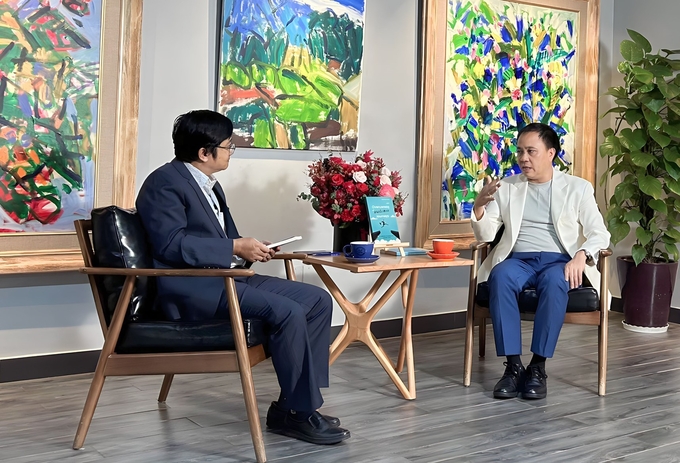 Doanh nhân Phan Minh Thông (phải) tham gia talk show của Nông Nghiệp TV.