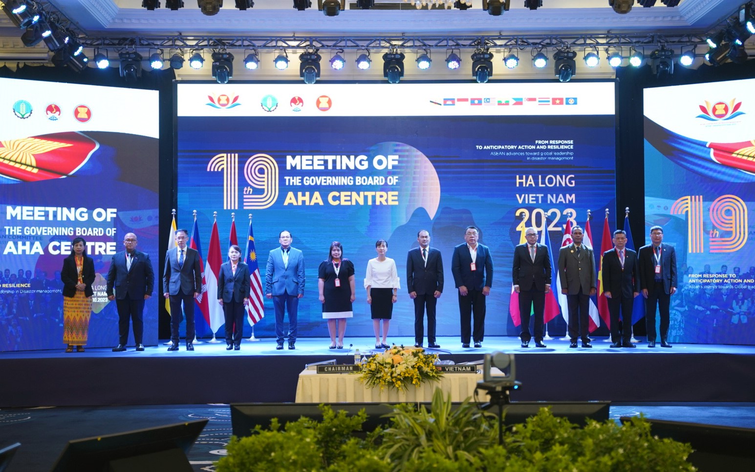 Delegates took souvenir photos before the 19th Meeting of the Governing Board of AHA Centre. Photo: Quang Dung.