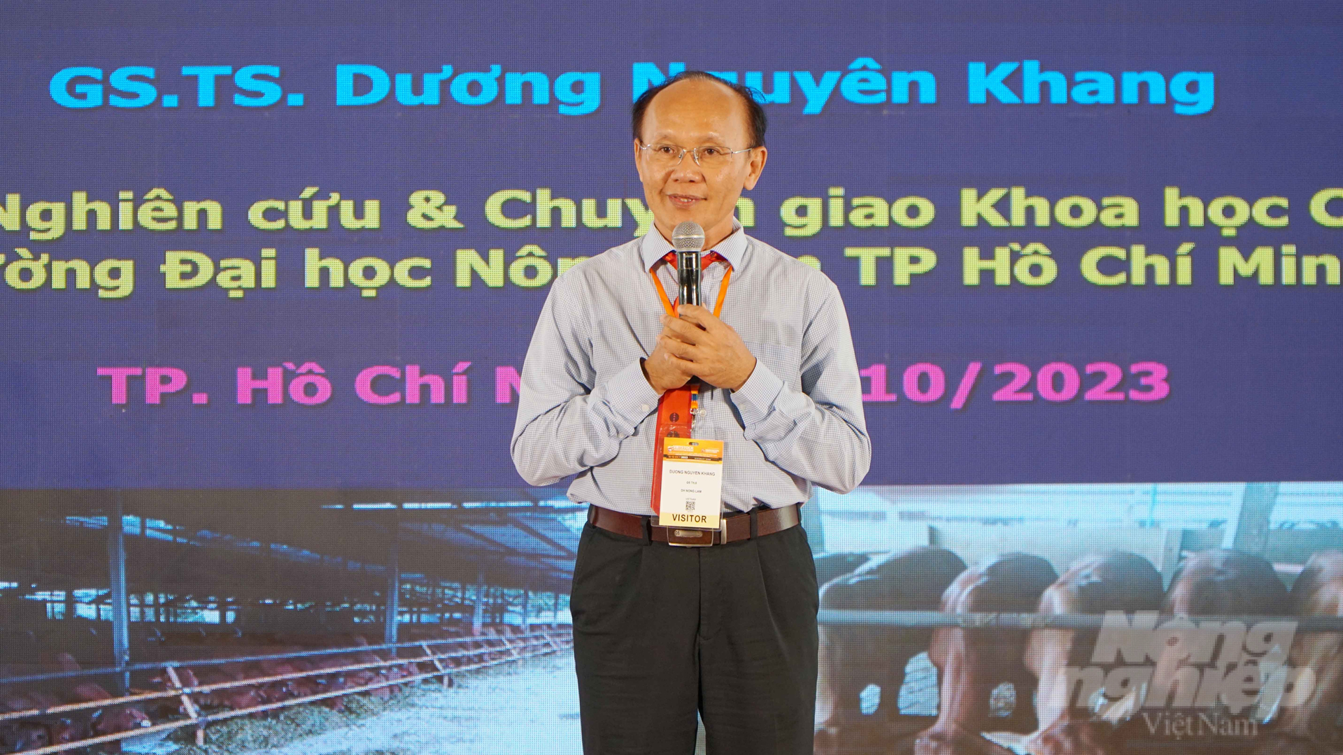 GS.TS Dương Nguyên Khang: 'Kháng sinh và vacxin không phải là thanh bảo kiếm mà an toàn sinh học đặt lên hàng đầu'. Ảnh: Lê Bình.
