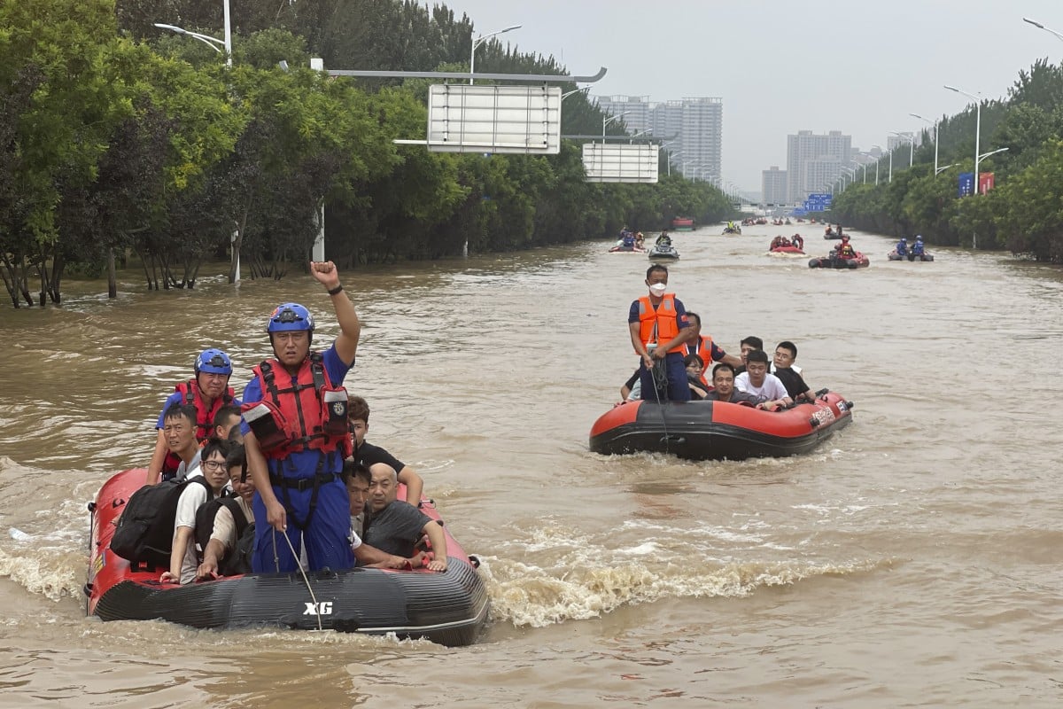 Người dân được sơ tán trên thuyền cao su ở thành phố Trác Châu, tỉnh Hà Bắc, phía bắc Trung Quốc hồi tháng 8/2023. Ảnh: AP.