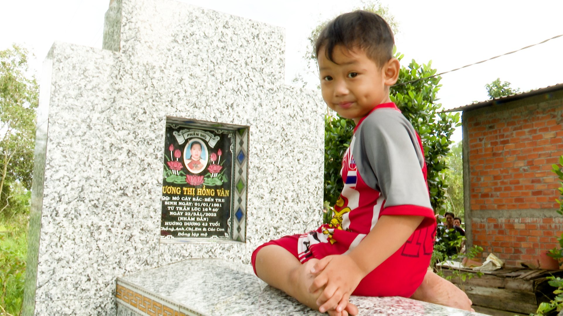 Đặng Hữu Phước đang nói chuyện với mẹ dưới mộ. Ảnh: Nông nghiệp Việt Nam.