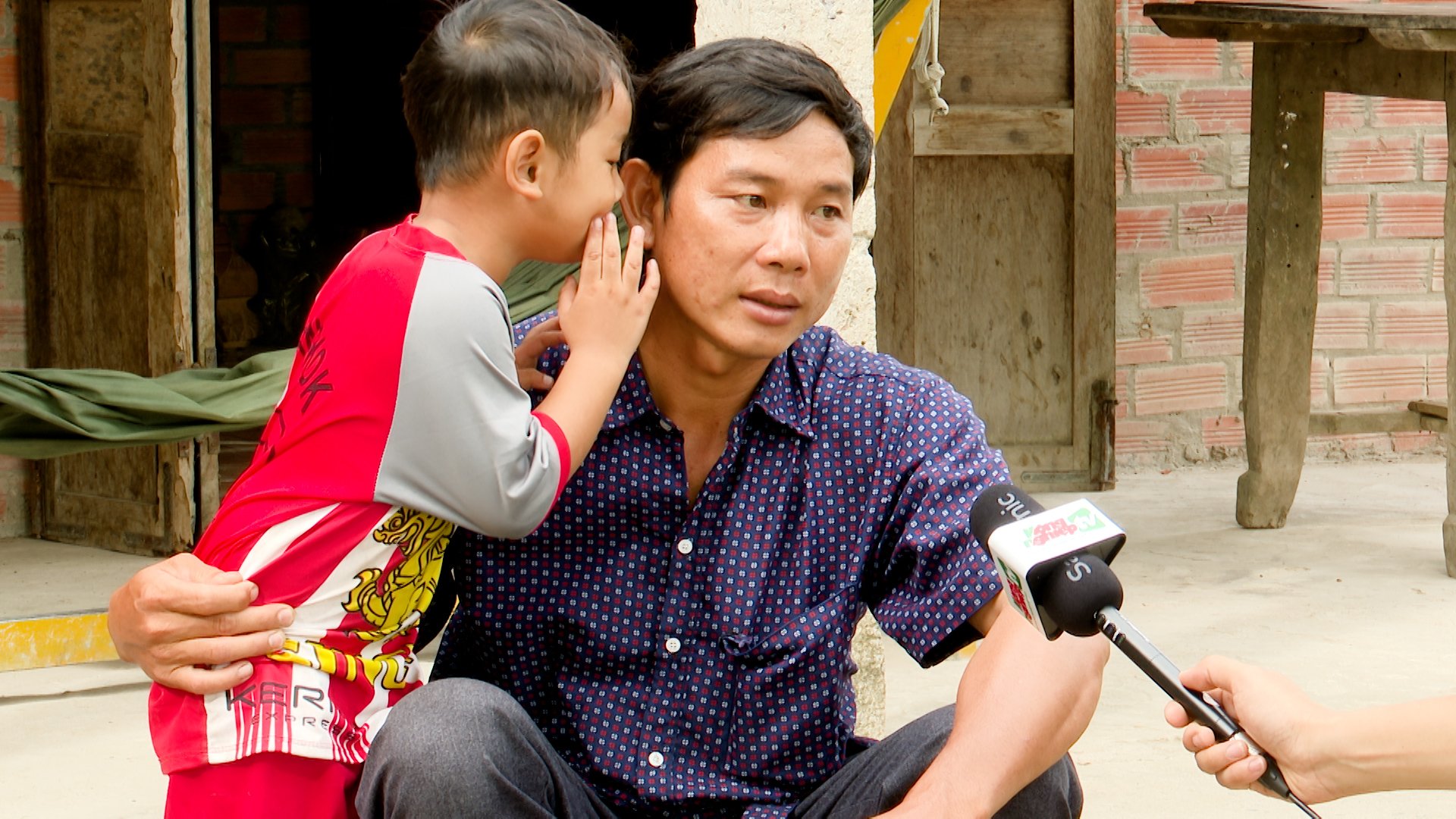 Cha con anh Đặng Thanh Danh trả lời phỏng vấn báo Nông nghiệp Việt Nam. Ảnh: Nông nghiệp Việt Nam.