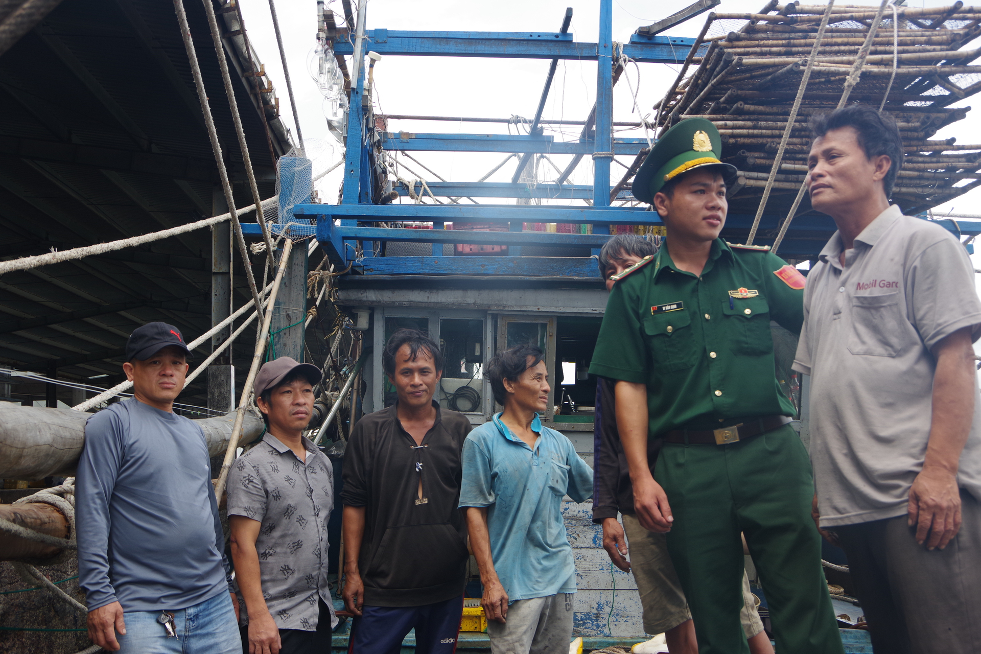 8 ngư dân trên tàu bị nạn đã về đến Cảng cá Quy Nhơn (Bình Định) an toàn. Ảnh: Đ.T.