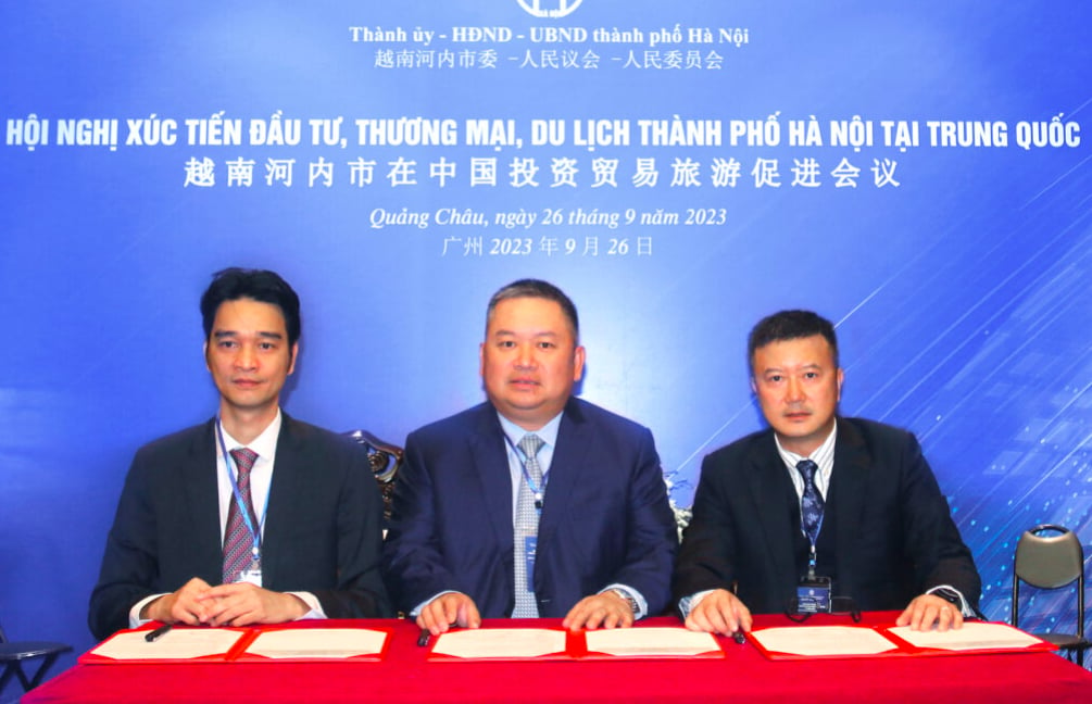 Đại diện Vinamilk (bìa trái) ký kết biên bản ghi nhớ hợp tác với 2 doanh nghiệp hàng đầu trong lĩnh vực nhập khẩu – phân phối sữa và nông sản tại Trung Quốc.