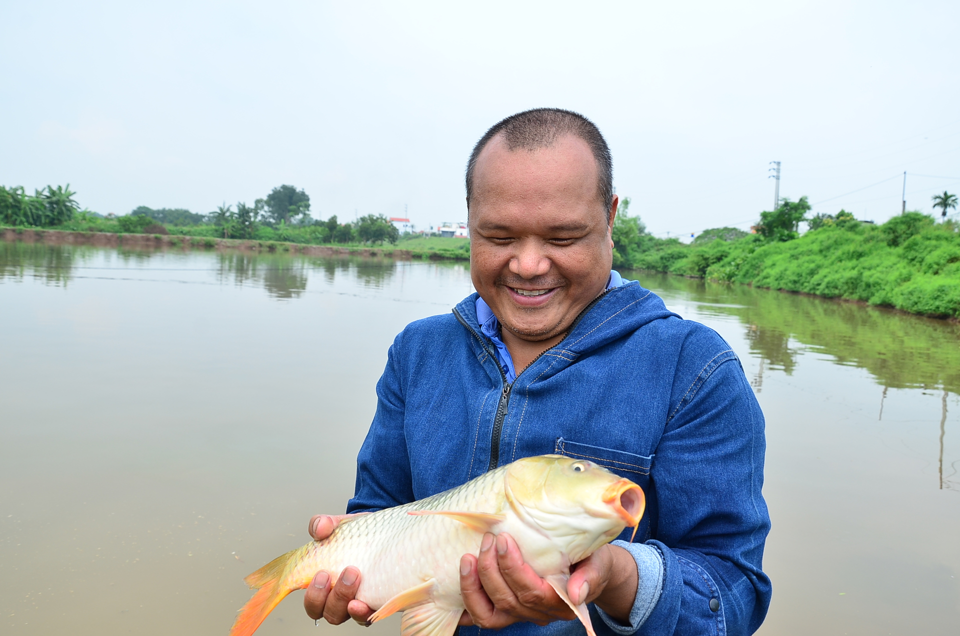 Anh Nguyễn Văn Hiệp đang kiểm tra cá. Ảnh: Dương Đình Tường.