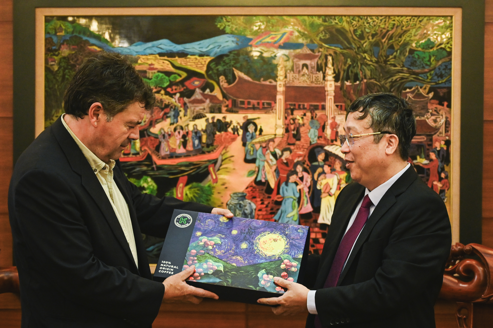 Leaders of the Ministry of Agriculture of the two countries exchanged commemorative gifts. Photo: Quynh Chi.