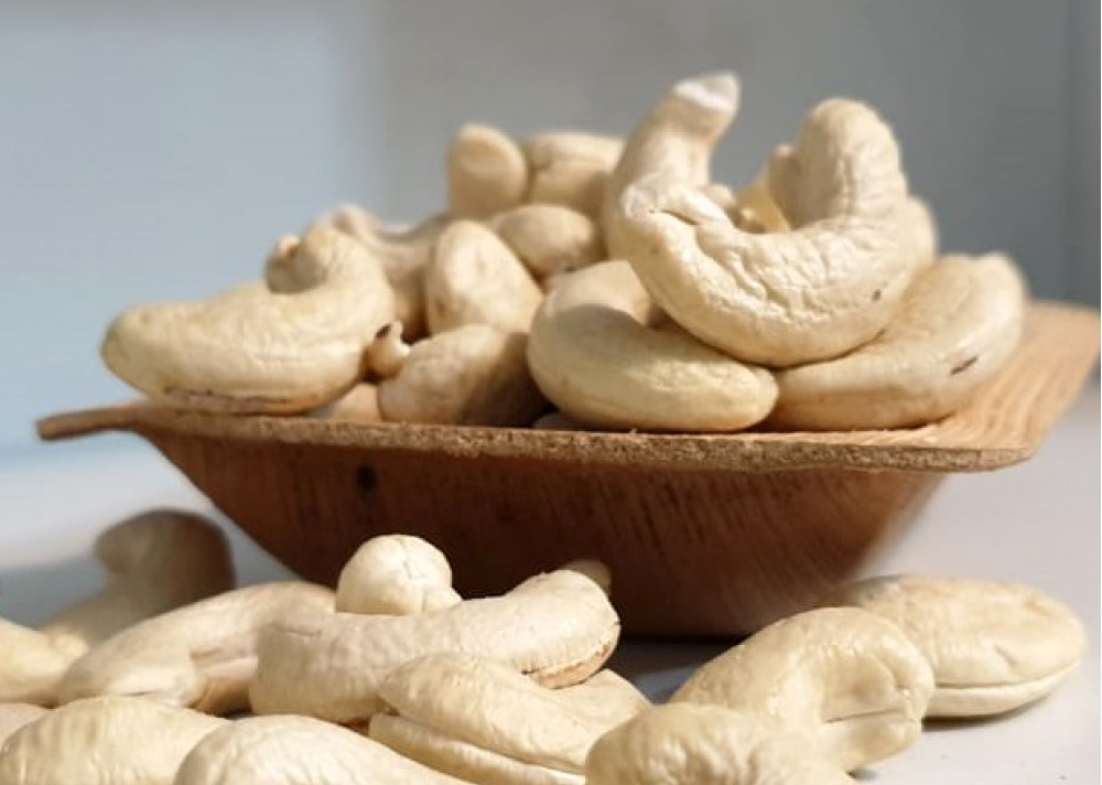 There are warnings about the decline in the quality of Vietnamese cashew nuts.