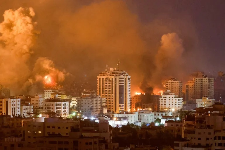 Thành phố Gaza chìm trong khói lửa sau cuộc phản công của Israel hôm 9/10. Ảnh: Reuters.