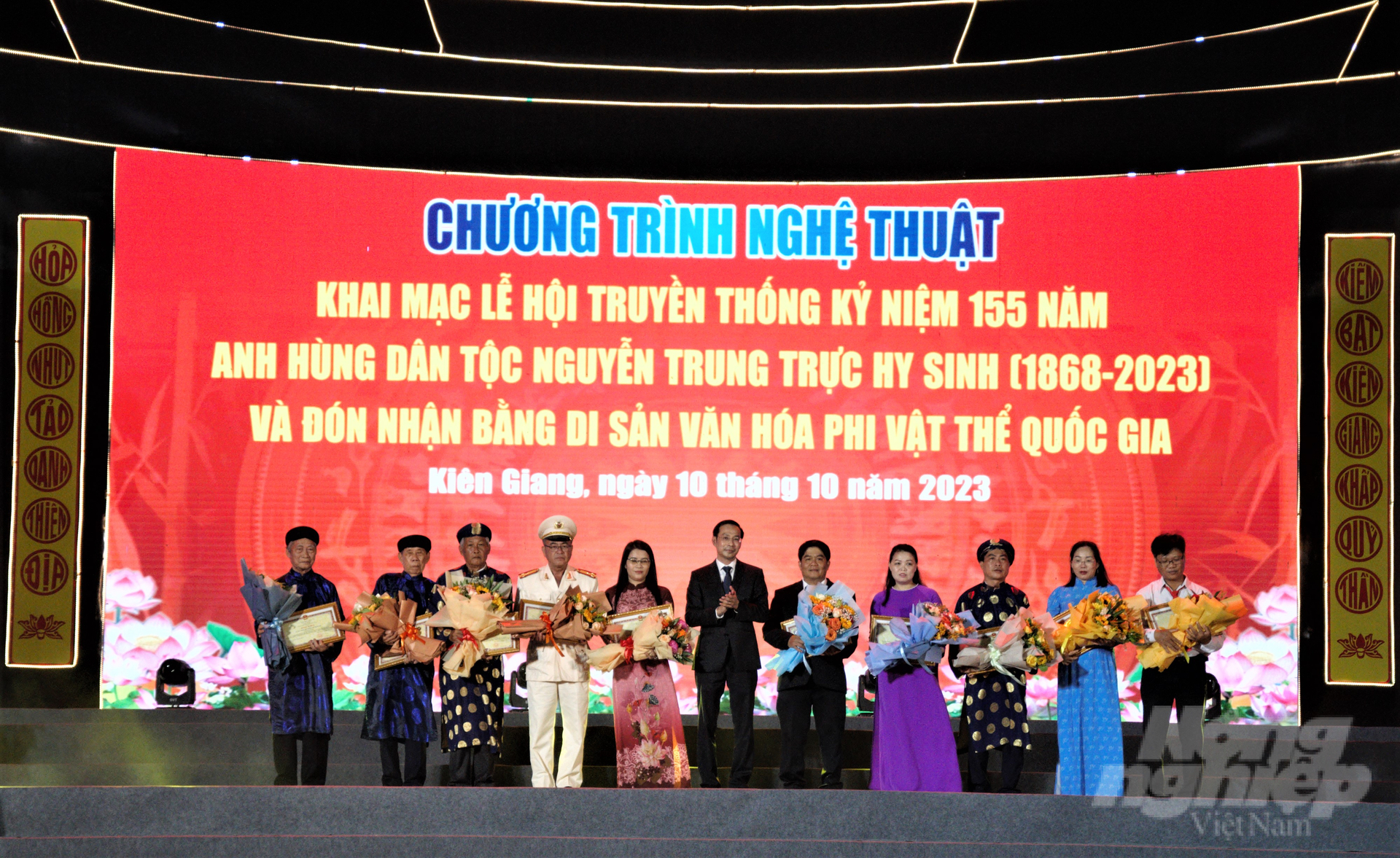 Lãnh đạo UBND tỉnh Kiên Giang tặng bằng khen cho các tổ chức, cá nhân đã có công bảo tồn, phát huy giá trị Lễ hội truyền thống Anh hùng dân tộc Nguyễn Trực Trực. Ảnh: Trung Chánh.