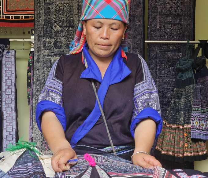 Brocade weaving in Che Cu Nha. Photo: Hoang Anh.