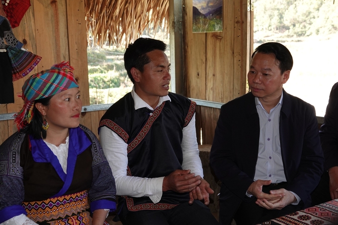 Secretary of Yen Bai Provincial Party Committee Do Duc Duy visits the community tourism model in Mu Cang Chai. Photo: Thanh Tien.