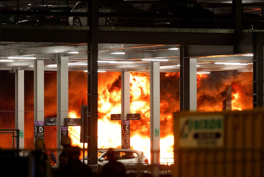 Đám cháy lớn tại khu để xe của sân bay Luton ở thủ đô London, Anh, hôm 10/10. Ảnh: Reuters.